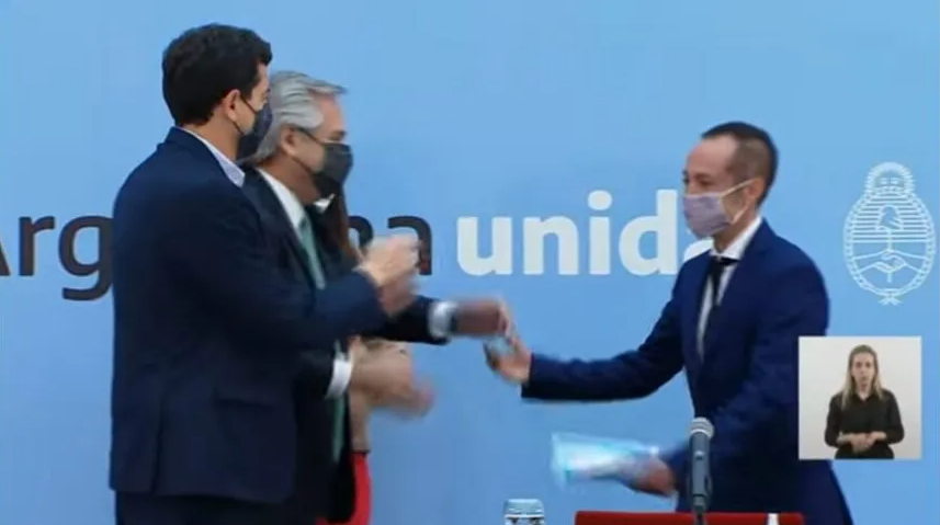  Gerónimo Carolina González al recibir hoy su DNI con la X con reconocimiento de su identidad. 